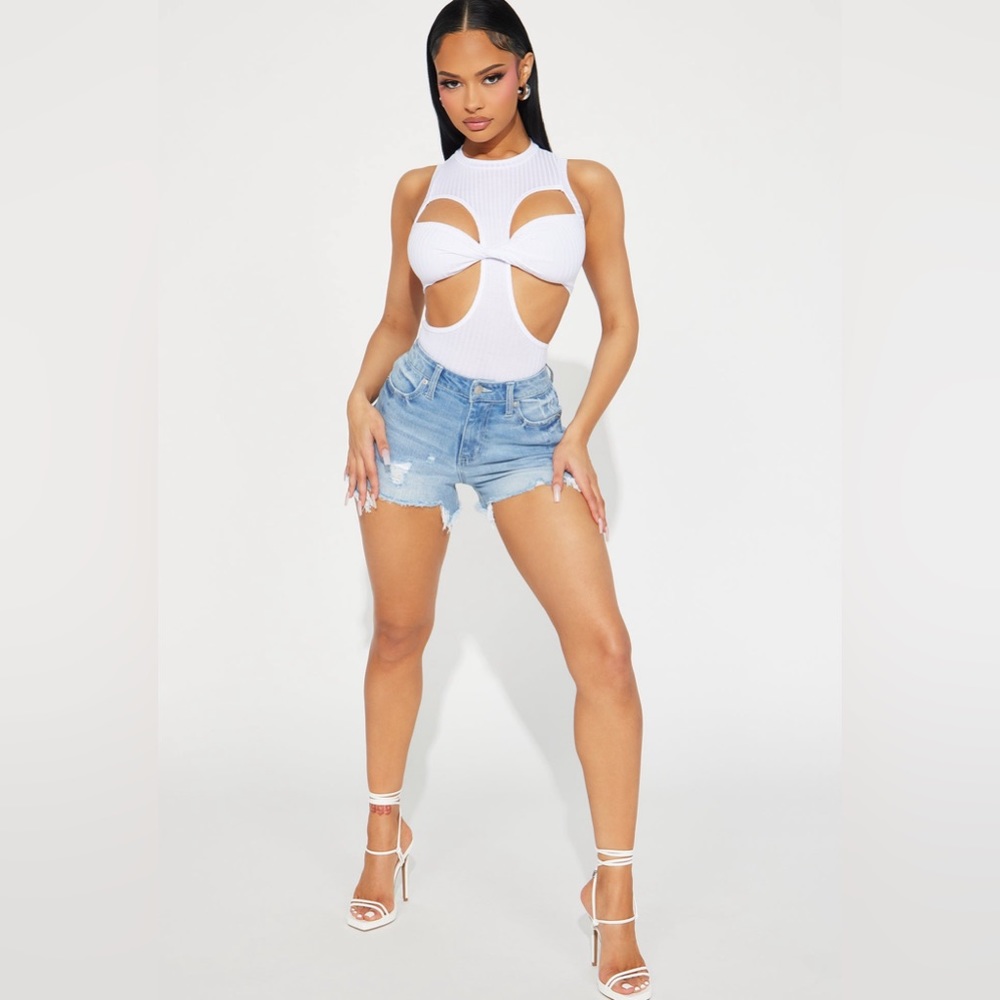Fashion Nova opening up stretch denim medium wash size 3